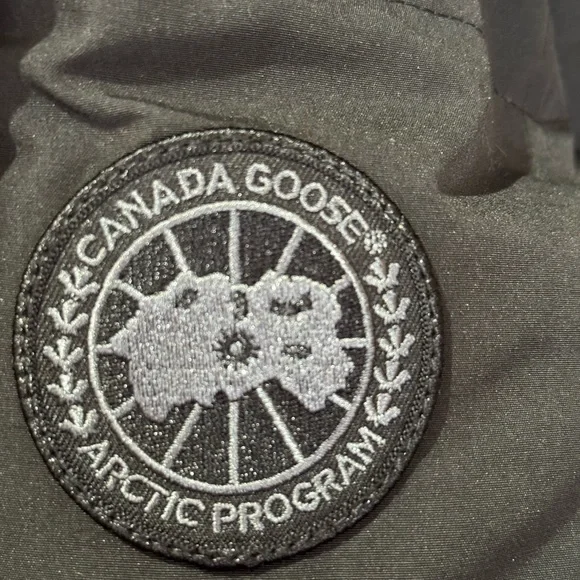 Canada Goose Shelburne Water Resistant 625 Fill Power Down Parka - Picture 13 of 16